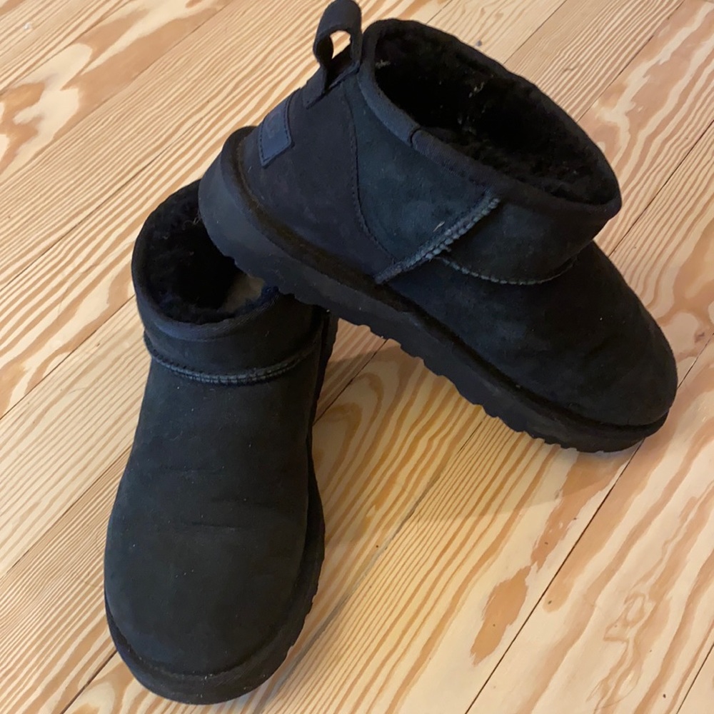 Ugh Classic Ultra Mini Size 8 Black